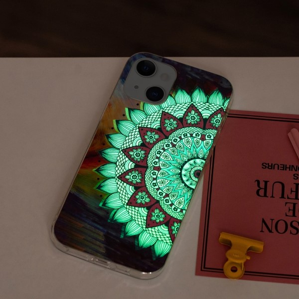 Kryt na iPhone 13 Mini svítící Mandala