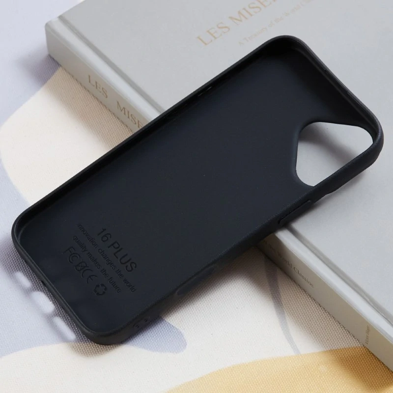 Kryt na iPhone 16 gumový Litchi čierny